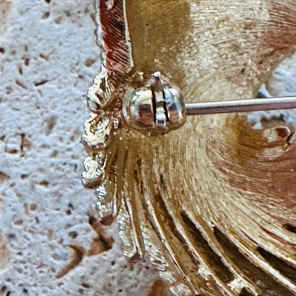 Monet Pin/Brooch Gold Tone Swirl Feather Rope Large 2.5x2” - Picture 9 of 11